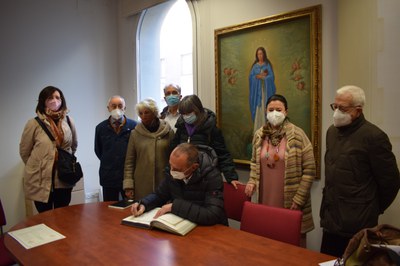 El paer en cap, Miquel Pueyo, ha signat en el llibre d’honor de l’Acadèmia Mariana.