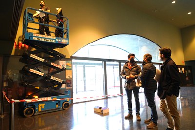 L’Ajuntament de Lleida està instal·lant nous projectors a l’Auditori Municipal Enric Granados per millorar la qualitat de la il·luminació i l’eficièn….