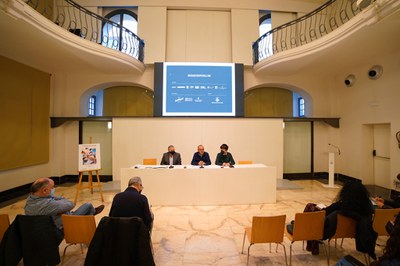 El Dipòsit del Pla de l’Aigua, l’església de Sant Martí, el Teatre Municipal de l’Escorxador, la botiga-cerveseria Grans Records, el centre d’art La ….