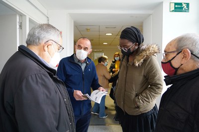 L'alcalde de Lleida, Miquel Pueyo, i la regidora Mariama Sall han visitat la llar de Santa Teresina acompanyats de membres de la Junta..
