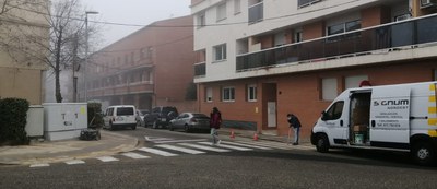 Repintar els passos de vianants per garantir la seguretat i informar dels canvis.