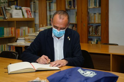 El Paer en Cap ha signat al Llibre d'Honor de l'entitat.