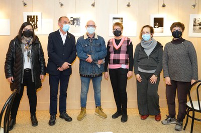 L'Ateneu acull una exposició de fotografies de Toni de Juan, al centre.