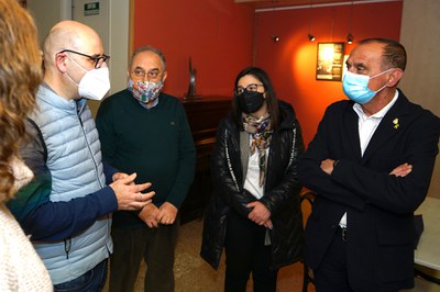 Pueyo i Freixanet conversant amb responsables del club Flanc de Dama.