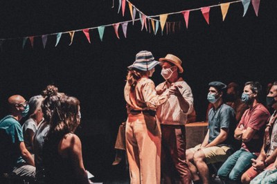 “Iaia” és un espectacle immersiu on el públic entrarà al menjador de casa la iaia per reconstruir i reviure’n la història.