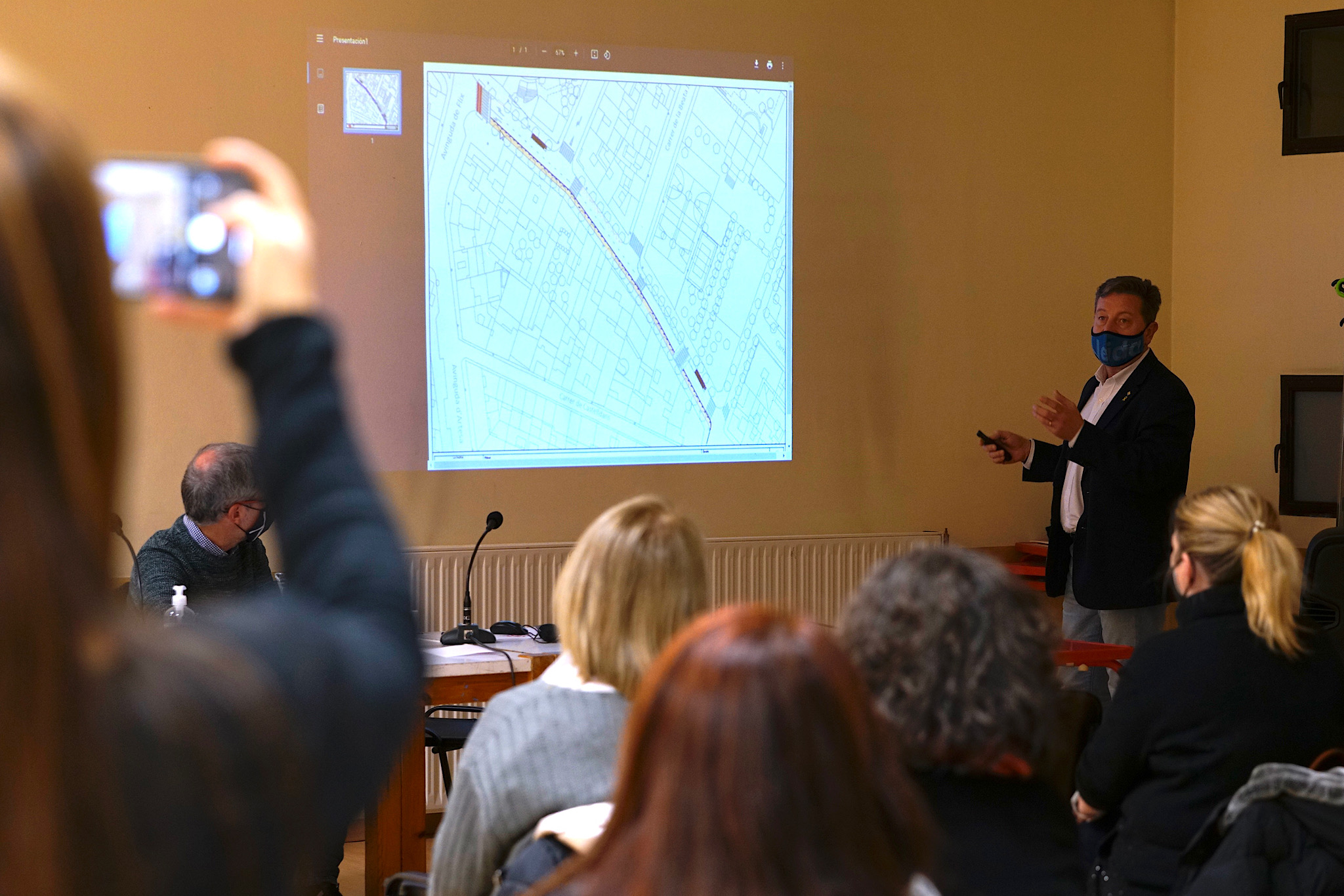 La proposta de pacificació del carrer Hostal que presenta la Paeria permetria guanyar entre 2 i 4 metres d’espai de vorera.