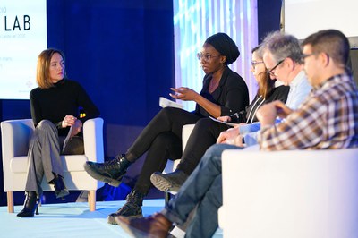 La regidora Mariama Sall, al costat de la tinent d'alcalde Jordina Freixanet, explica com serà el Fab Lab..