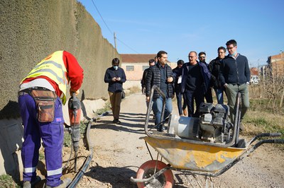 Pueyo ha visitat les obres que s'estan duent a terme a Llívia, acompanyat de Castro, Postius i tècnics municipals i de l'empresa.