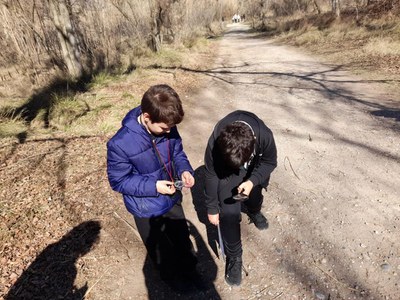 Els participants s'han dividit en grups per seguir el rastre que deixen els animals.