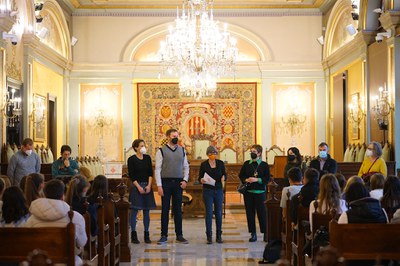Sandra Castro, amb els professors i alumnes que avui han visitat la Paeria..