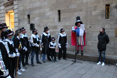 Arribada i crida del Pau Pi, amb la música de la Xaranga Bsumeta, a la plaça de la Paeria, aquesta tarda, amb el regidor Ignasi Amor.