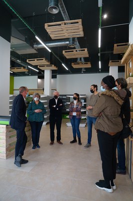 L'alcalde ha conegut els diferents espais acompanyat dels responsables del Banc d'Aliments.