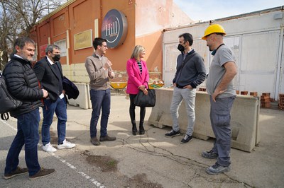 Alumnes de l'IMO construeixen una nova tanca per al recinte de l'antiga discoteca de Gardeny. Visita avui dels treballs.