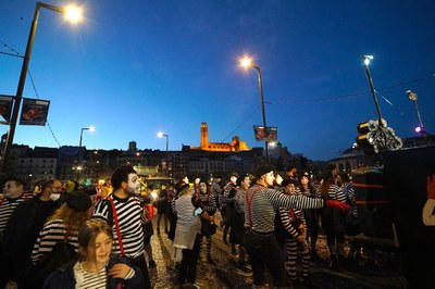 El Pont Vell ha estat un improvisat 'sambódrom' lleidatà amb el Carnaval.