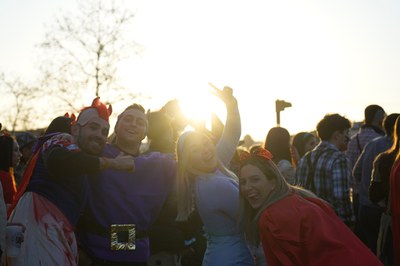 Els ciutadans han sortit al carrer amb ganes de gresca i de gaudir de la festa.