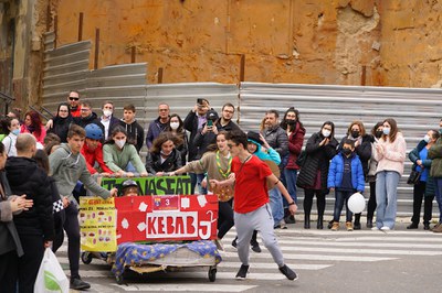 L'alcalde Miquel Pueyo contempla la cursa en una de les zones més pendents del circuit.