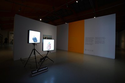 La col·lectiva 'El verb harmònic', comissariada per David Armengol.