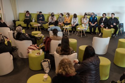 La cafeteria Davall ha fet ple amb el Cafè amb els i les artistes a primera hora del matí.