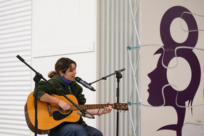 Abril Pinyol ha amenitzat l'acte amb la seva música.