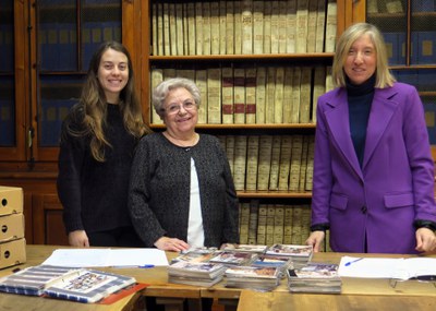 Juana Sanz, vídua de Marciano Nasarre, amb la seva neta Lorena i la cap del Servei d’Arxiu i Gestió de Documents de la Paeria, Iolanda Enjuanes.
