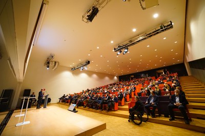 La sala Leandre Cristòfol de la Llotja s'ha omplert per la celebració d'aquest aniversari.
