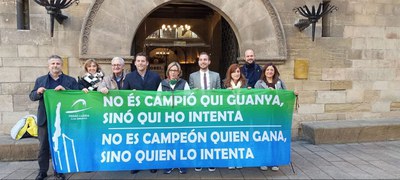 Representants de les institucions implicades amb una pancarta reivindicativa.