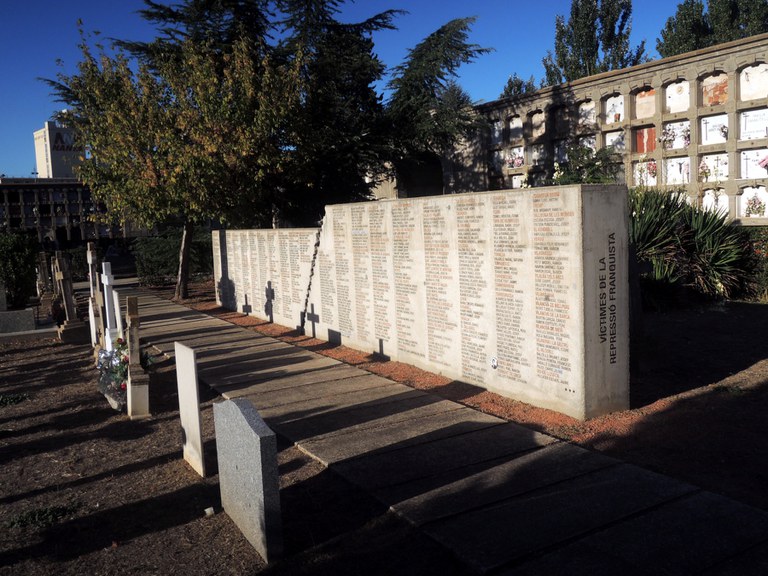 El monument de les víctimes de la repressió franquista  del cementiri de Lleida