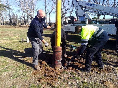 Les tasques es van iniciar amb la retirada de 12 fanals en desús de l’interior de la zona del càmping.
