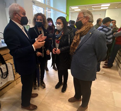 El president del Banc dels Aliments explicant la filosofia i els objectius del projecte d'El Palet als regidors.