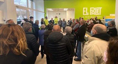 La botiga s'ha omplert de voluntaris i col·laboradors del Banc dels Aliments per assistir a la seva obertura oficial.