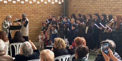 La coral de l'escola ha interpretat el Cant d'Adhesió a la Pau.