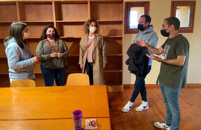 Les regidores i el regidor han intercanviat impressions amb els tècnics i monitors de joves.