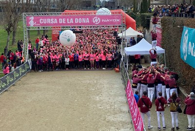 Esdeveniment esportiu i també festiu, amb l'actuació dels Castellers abans de donar-se el tret de sortida.