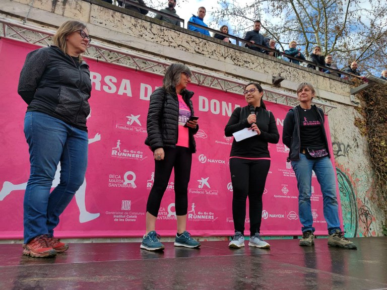 La tinent d'alcalde Jordina Freixanet, al costat de la regidora de Feminismes, Sandra Castro, i les organitzadores ha donat la sortida a la cursa