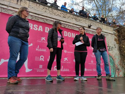 La tinent d'alcalde Jordina Freixanet, al costat de la regidora de Feminismes, Sandra Castro, i les organitzadores ha donat la sortida a la cursa.