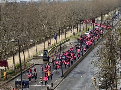 Un 'riu de color rosa' pels carrers de Lleida, ja que es destina els diners de les inscripcions a la lluita contra el càncer de mama.