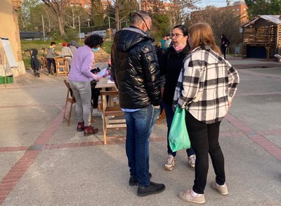 La tinent d'alcalde Freixanet conversant amb el president dels veïns i veïnes del Secà abans de l'assemblea.