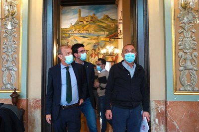 Solà, Postius i Pueyo, a l'entrada al Saló de Sessions.