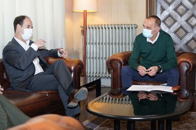 L'alcalde Miquel Pueyo, amb el Director General de Participació, Processos Electorals i Qualitat Democràtica de la Generalitat, Albert Latorre..