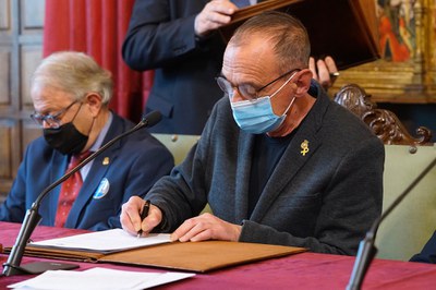 El moment de la signatura per part de l'alcalde.