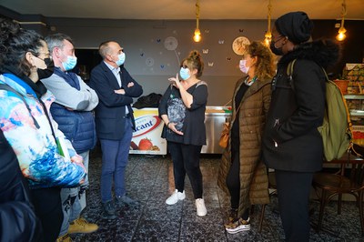 Miquel Pueyo ha lliurat els distintius acompanyat de les regidores Mariama Sall i Marta Gispert..