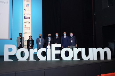 Les autoritats i organitzadors presents al congrés Porciforum, que se celebra els dies 23 i 24 de març a la Llotja de Lleida..