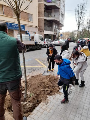 Alumnes de l'escola Joan XXIII treballant en la plantació al carrer Doctor Combelles.