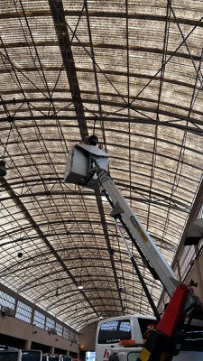 Reposició de llums i fluorescents.