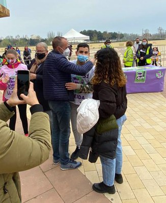El paer en cap, Miquel Pueyo, i el tinent d'alcalde Paco Cerdà lliurant medalles als participants.