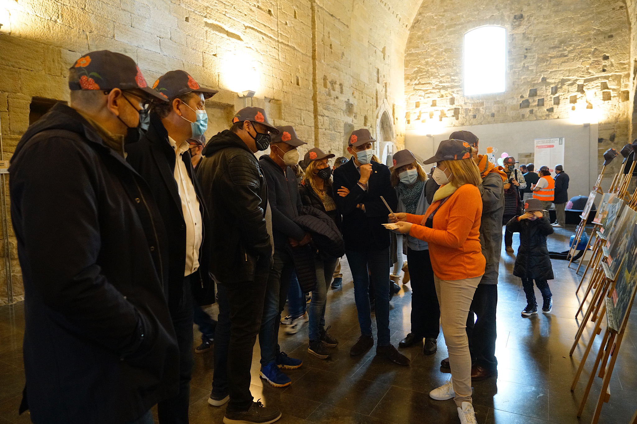 La presidenta d'AFANOC, Maite Montañés, explicant els detalls de l'exposició a les autoritats