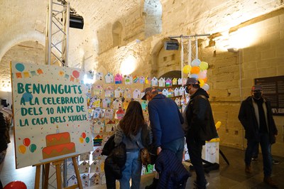 Miquel Pueyo visitant l'exposició a la Canonja sobre els 10 anys de la Casa dels Xuklis.