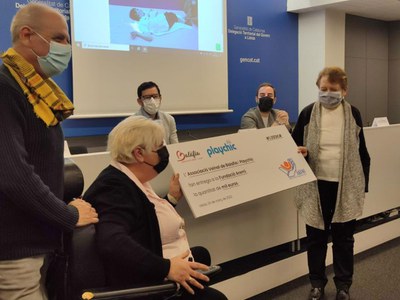 Lliurament del xec de l'AV de Balàfia i Playchic a la cursa de Balàfia-AREMI..