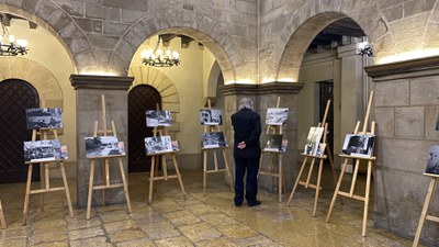Exposició sobre els orígens del moviment veïnal de Lleida en el pati de la Paeria.