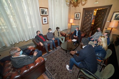 Un moment de la reunió al despatx noble d'alcaldia.